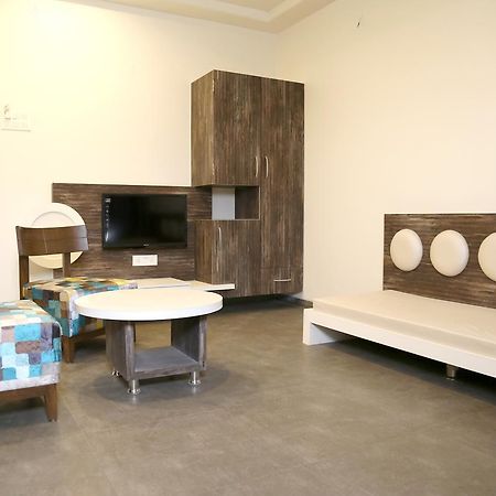 Hotel Vrinda Lātūr 외부 사진