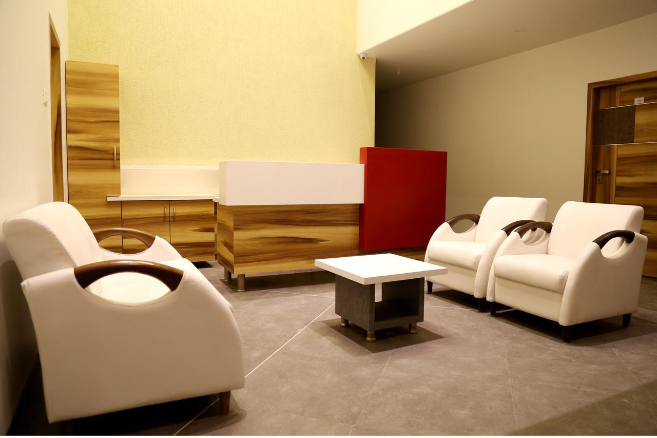 Hotel Vrinda Lātūr 외부 사진