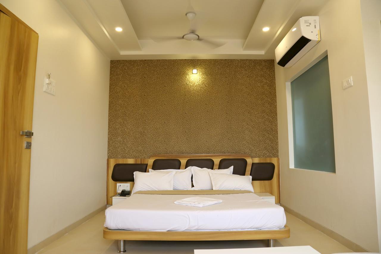 Hotel Vrinda Lātūr 외부 사진