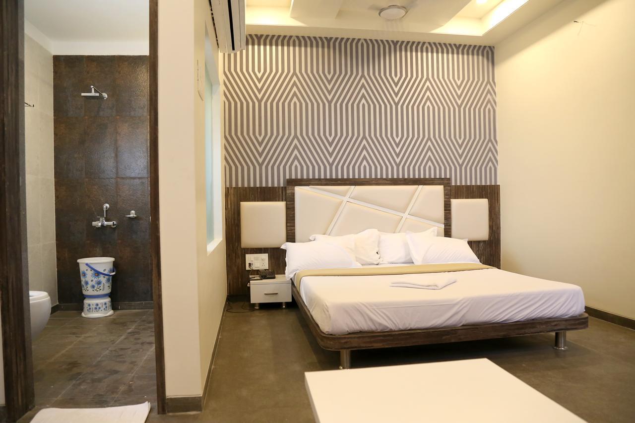Hotel Vrinda Lātūr 외부 사진