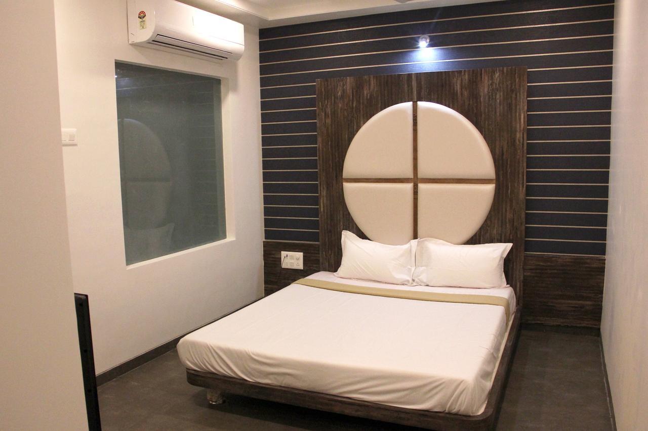 Hotel Vrinda Lātūr 외부 사진