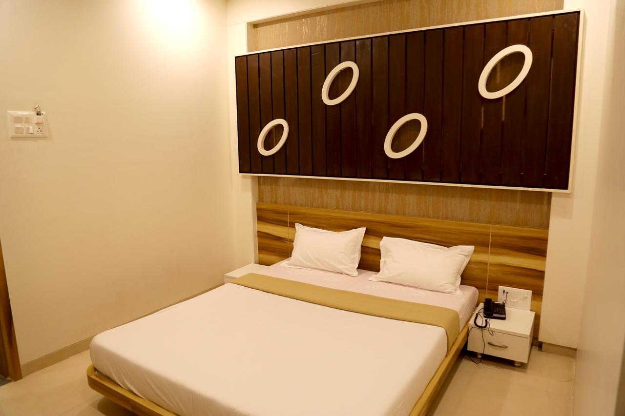Hotel Vrinda Lātūr 외부 사진